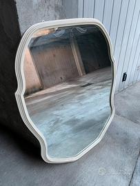 Specchio forma irregolare cornice bianca