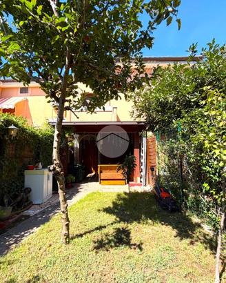 VILLA A SCHIERA A SABAUDIA