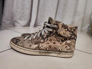 Sneakers in stampa pitonata con borchie Madras