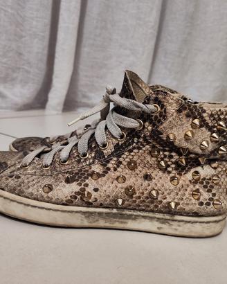 Sneakers in stampa pitonata con borchie Madras