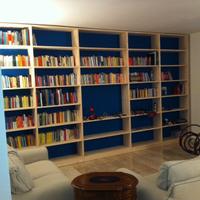 libreria in abete massello con ripiani aggiustabil