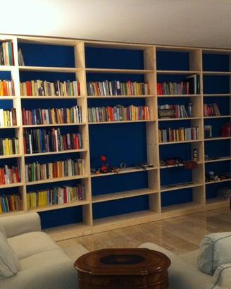 libreria in abete massello con ripiani aggiustabil