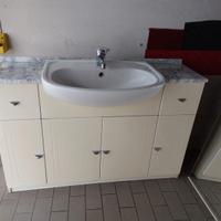 bagno con specchiera