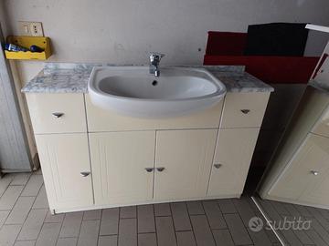 bagno con specchiera