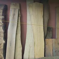 Tavole e assi in legno massello grezze o lavorate.