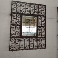 Vecchio specchio artigianale in ferro battuto