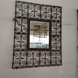 Vecchio specchio artigianale in ferro battuto