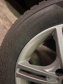 Pneumatici invernali 215/60 R16 99H su cerchi lega