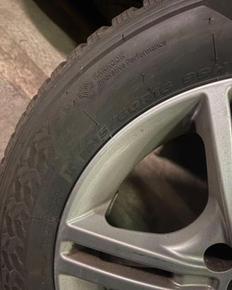 Pneumatici invernali 215/60 R16 99H su cerchi lega