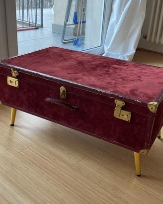 Tavolino ottenuto con upcycling di valigia