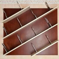 Libreria sospesa inclinata consegnata e montata