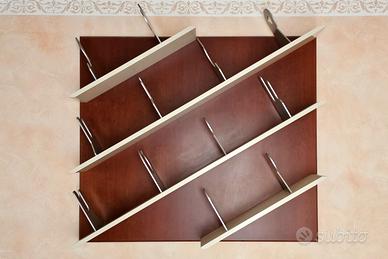 Libreria sospesa inclinata consegnata e montata