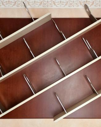 Libreria sospesa inclinata consegnata e montata