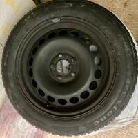 Pneumatici invernali auto su cerchione