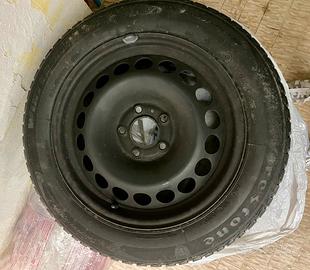 Pneumatici invernali auto su cerchione