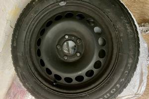 Pneumatici invernali auto su cerchione