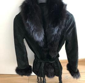 Giacca nera di camoscio con pelliccia al collo