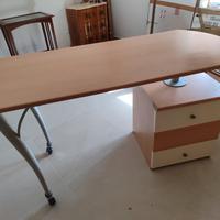 scrivania con ripiano girevole e cassettiera 