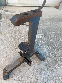 Tappatrice a colonna per tappi in sughero