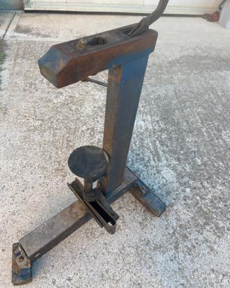 Tappatrice a colonna per tappi in sughero