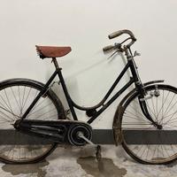 Bici vecchia con manopole in legno