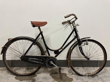 Bici vecchia con manopole in legno