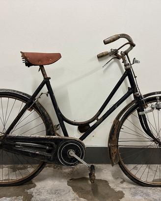 Bici vecchia con manopole in legno