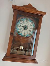 Orologio a pendolo da parte in legno e ceramica 
