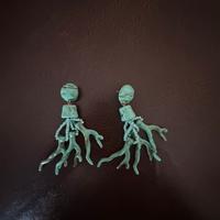 Orecchini turchesi in plastica.