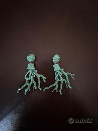 Orecchini turchesi in plastica.