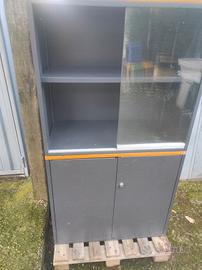 mobile in ferro con vetrina 