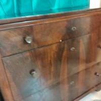 cassettone e specchiera in bronzo