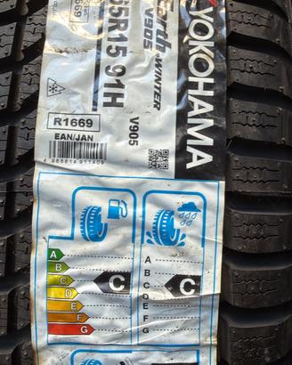4 Pneumatici 195/65 R15 Yokohama Bluearth Winter V