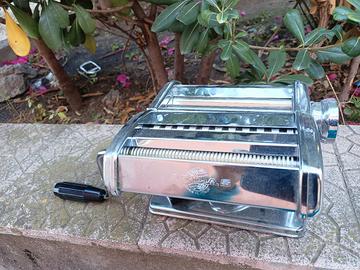 Macchina per la pasta fresca ad azione manuale 