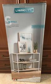 Scaffale a tre ripiani e tappeto