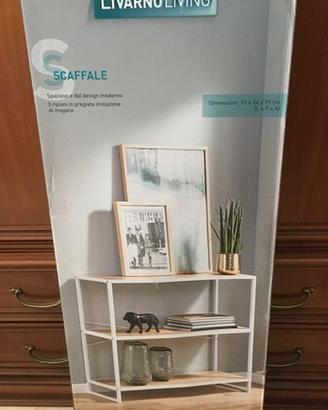 Scaffale a tre ripiani e tappeto