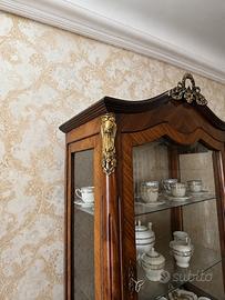 Vetrinetta classica in legno con decorazioni