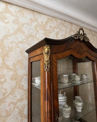 Vetrinetta classica in legno con decorazioni