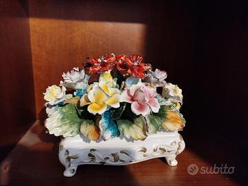Centrotavola  in porcellana di Capodimonte.    