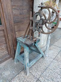 Antico trapano a colonna vintage