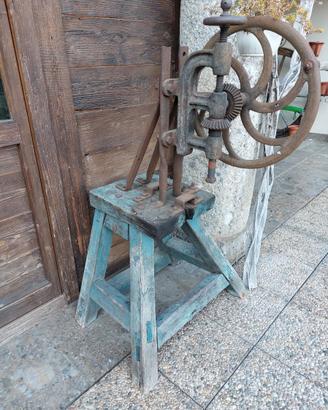 Antico trapano a colonna vintage