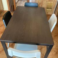 Tavolo in legno + 4 sedie