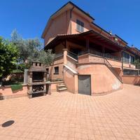 VILLA A SCHIERA A VEROLI