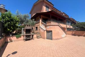 VILLA A SCHIERA A VEROLI