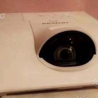 Videoproiettore Hitachi ottica corta hdmi