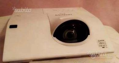 Videoproiettore Hitachi ottica corta hdmi