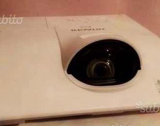 Videoproiettore Hitachi ottica corta hdmi