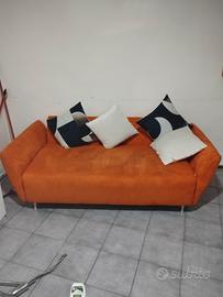 Divano usato arancione – €20