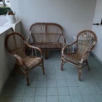 Divanetto e poltroncine in vimini da restaurare