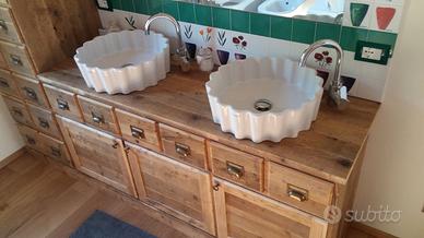 bagno in legno vecchio con colonna laterale